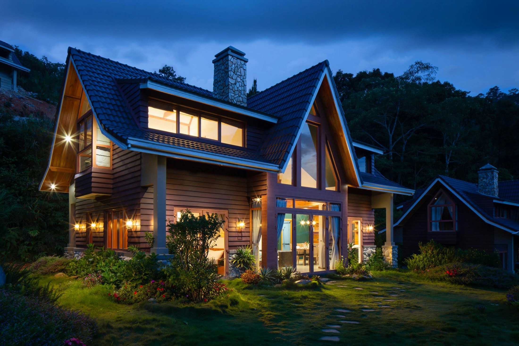 Casa com as luzes acesas ao anoitecer